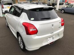 バックドアは開口部が広いので荷物の積み下ろしに便利です☆