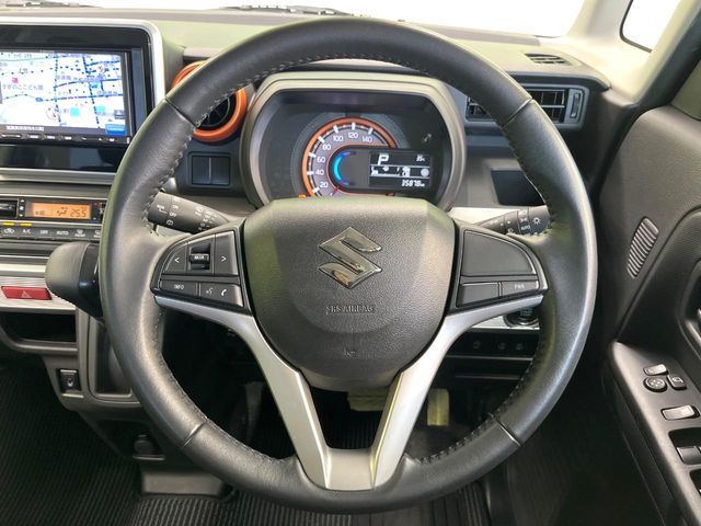 【純正革巻きステアリング】上質な革を使用することで、手にしっかり馴染みとても運転しやすいハンドルです♪