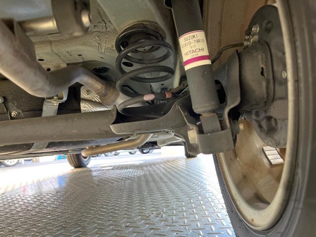 お車を安心してお乗りいただく為には、足回りの定期点検が欠かせません。サービスサポート（有償保証）では無料点検もご提供しており、安心のカーライフをお過ごしいただけるサポート体制が整っています。