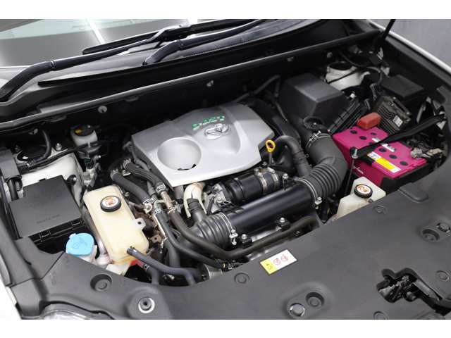 エンジンルーム内の清掃も欠かさず行っております。年数の立っている車両でもしっかりときれいに仕上がるモノのみを在庫にしております、