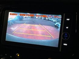 【バックカメラ】駐車時に後方がリアルタイム映像で確認できます。大型商業施設や立体駐車場での駐車時や、夜間のバック時に大活躍！運転スキルに関わらず、今や必須となった装備のひとつです！