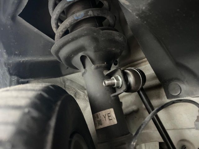 お車を安心してお乗りいただく為には、足回りの定期点検が欠かせません。サービスサポート（有償保証）では無料点検もご提供しており、安心のカーライフをお過ごしいただけるサポート体制が整っています。