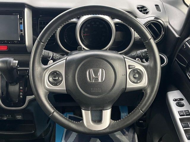 【純正革巻きステアリング】上質な革を使用することで、手にしっかり馴染みとても運転しやすいハンドルです♪