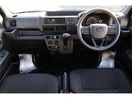 前席全体　目線も高く広い視界で安心して運転することができますね！