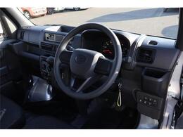 前席全体　目線も高く広い視界で安心して運転することができますね！