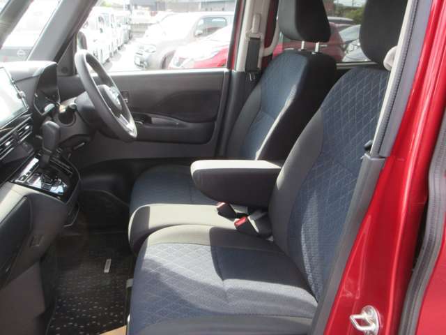 【VDC】運転操作やクルマの速度を検知して、ブレーキやエンジン出力の制御を 自動的に行い、滑りやすい路面やカーブを曲がるときや障害物を回避するときにクルマ の横滑りを軽減し、運転に安心感を与えます。