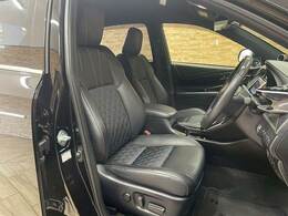 【ハーフレザーシート】ならではの高級感あふれる内装がこたわりのアイテム。見た目の高級感とより上質な座り心地をお楽しみください。