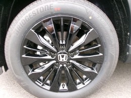 純正アルミホイールです。車にぴったりなデザインで、足元がおしゃれに♪また、スチールホイールに比べ軽いので、車の燃費も良くなりますよ！