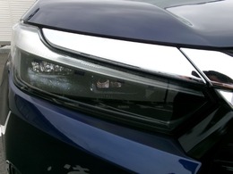 明るいLEDヘッドライトが、夜間のドライブをサポートします。