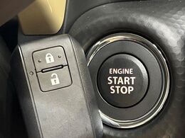 【キーレススタートシステム】カバンやポケットに入れたままでもドアの施錠・解錠が可能なスマートキーを装備。エンジンのオン・オフ時もカギを取り出す必要が無いからとっても便利です♪