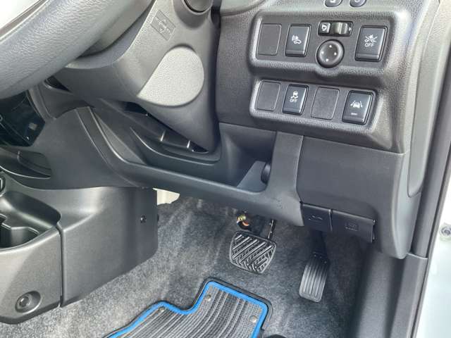 駐車ブレーキは手動式です