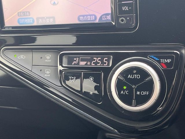 【オートエアコン】一度お好みの温度に設定すれば、車内の温度を検知し風量や温度を自動で調整。暑い…寒い…と何度もスイッチ操作をする必要はありません。快適な車内空間には必須の機能ですね♪