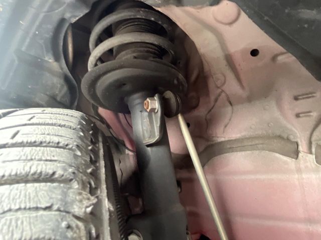 お車を安心してお乗りいただく為には、足回りの定期点検が欠かせません。サービスサポート（有償保証）では無料点検もご提供しており、安心のカーライフをお過ごしいただけるサポート体制が整っています。