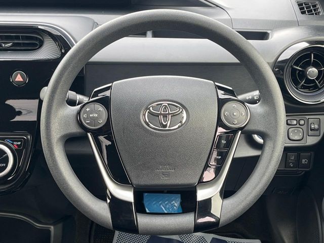 インテリアに合わせたデザインのステアリングは、運転される方のことも考え、運転しやすい形状、大きさです。是非一度、実際に触ってお確かめください。