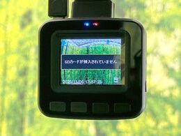 【ドライブレコーダー】安心・安全なカーライフに必須のドライブレコーダーを装備！走行中はもちろん、あおり運転や事故に遭遇した際の状況も映像で記録し、万一のリスクに備えます。