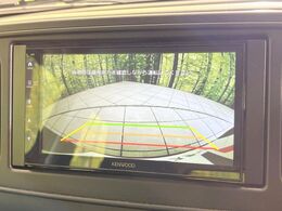 【バックカメラ】駐車時に後方がリアルタイム映像で確認できます。大型商業施設や立体駐車場での駐車時や、夜間のバック時に大活躍！運転スキルに関わらず、今や必須となった装備のひとつです！