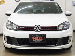 ノーマル仕様から大きくかけ離れるようなメイクは施していないものの、赤ライン入りグリルや縦型フォグランプ付エアロバンパー等、ひと味違うスパイスを利かせたフロントフェイス。