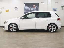 H＆RダウンサスとREMUSマフラー、サイバーHDDナビ、前後ドラレコ等を追加装備し、前オーナーが愛情込めて所有していた上質物件。ルーフライニング張替済みの禁煙車です。