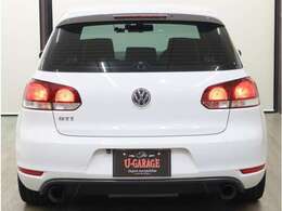 左右2本出しのREMUS製102Φストレート・エグゾーストエンドと、ブラックディフューザーを採用したリアスポイラー等、「GTI」らしさを強調する数々の専用装備が施されています。