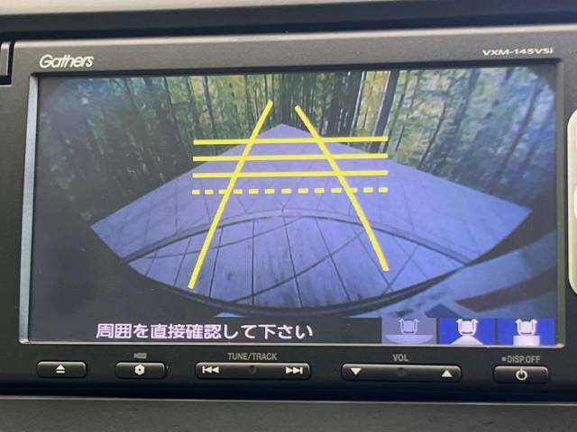 【バックカメラ】駐車時に後方がリアルタイム映像で確認できます。大型商業施設や立体駐車場での駐車時や、夜間のバック時に大活躍！運転スキルに関わらず、今や必須となった装備のひとつです！