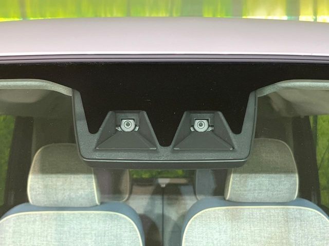 【スマートアシスト】走行中に前方の車両等を認識し、衝突しそうな時は警報とブレーキで衝突回避と被害軽減をアシスト。より安全にドライブをお楽しみいただけます。