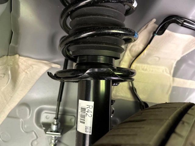 お車を安心してお乗りいただく為には、足回りの定期点検が欠かせません。サービスサポート（有償保証）では無料点検もご提供しており、安心のカーライフをお過ごしいただけるサポート体制が整っています。