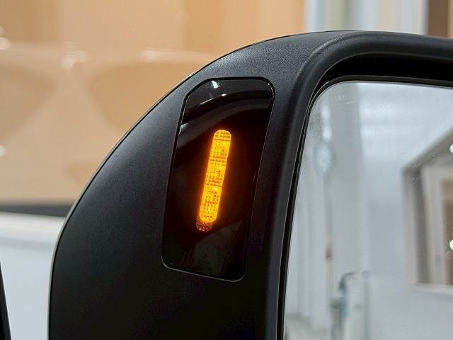 【ブラインドスポットモニター】ブラインドスポットモニター搭載で後方から接近する車両にも簡単に気づけます。