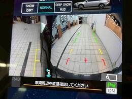 【カラーバックモニター】を装備しております。リアの映像がカラーで映し出されますので日々の駐車も安心安全です。