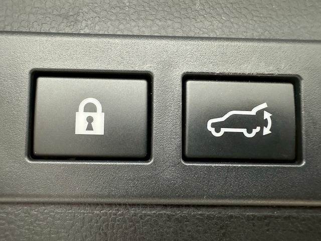 【電動リアゲート】装備しております。両手が塞がた状態からワンタッチでリアゲートを開閉出来る便利なオプションです。