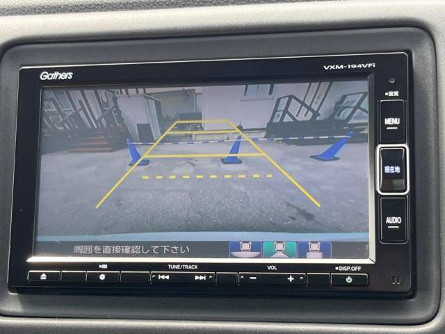 【バックカメラ】駐車時に後方がリアルタイム映像で確認できます。大型商業施設や立体駐車場での駐車時や、夜間のバック時に大活躍！運転スキルに関わらず、今や必須となった装備のひとつです！