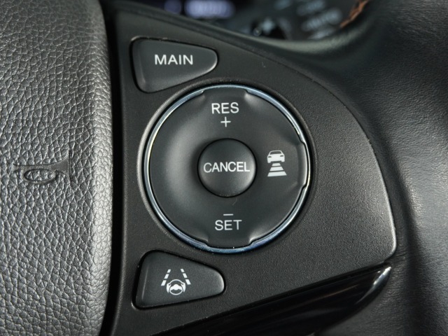 【Honda SENSING】 カメラ等装置で精度の高い検知能力を発揮、安全運転を支援します。ステアリング上のコントローラーに注目！