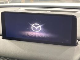 【8インチマツダコネクト】車内の雰囲気にマッチした大型のディスプレイ。スマホ接続でのナビ使用やBluetooth再生等、様々な機能が楽しめます。直感的なダイヤル操作が可能で、使い勝手も良好です。