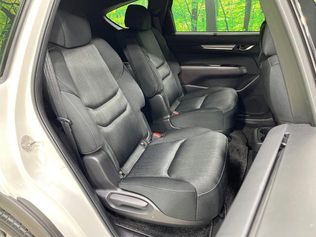 後部座席も気になるようなキズ・汚れやへたり等、大きなダメージはなく、良好な状態です。