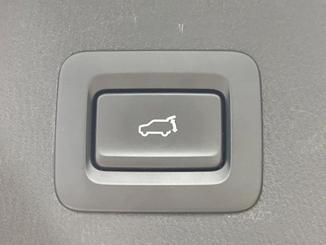 【パワーバックドア】スマートキーや運転席のボタンを押すだけでリアゲートが自動で開閉します！荷物を持っている時や、高い位置にあるバックドアを閉める際に便利な機能です♪