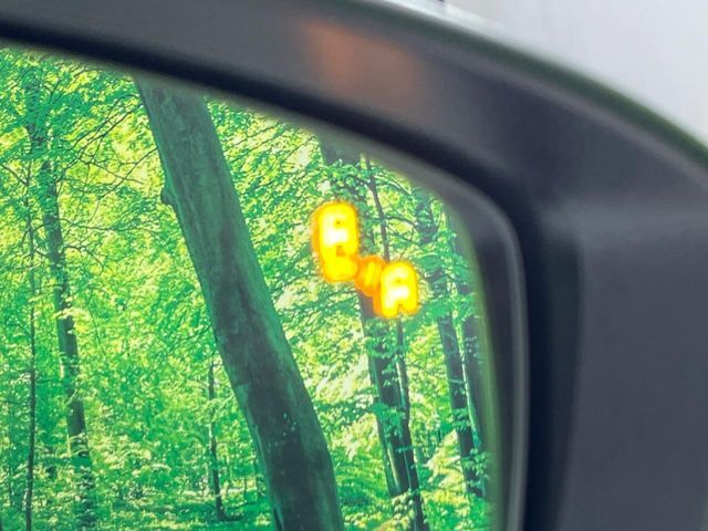 【ブラインドスポットモニタリング】走行中、ドアミラーの死角になりやすい箇所に後続車が接近するとサイドミラー付近に警告を表示、ドライバーに注意喚起をしてくれます。