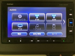 ナビゲーションはフルセグTV対応のGathers純正メモリーナビを搭載しています。Bluetoothオーディオ機能がありますので、スマートフォンなどの音楽も再生できます。