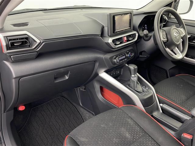 【フロアマット】車内を綺麗に保つのには必須のアイテムです。当店ではフカフカな新品マットも絶賛取り扱い中！ぜひご相談くださいませ。
