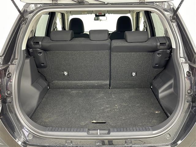 【トランク】積み込みやすくて、たっぷり積める荷室です。シートアレンジできるものは、乗車人数と荷物の量や大きさによってシートを動かすことができるので、より快適なドライブが可能です！