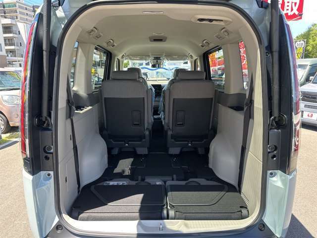 リアシートを倒せばさらに多くの荷物や大きな荷物もも積めます！