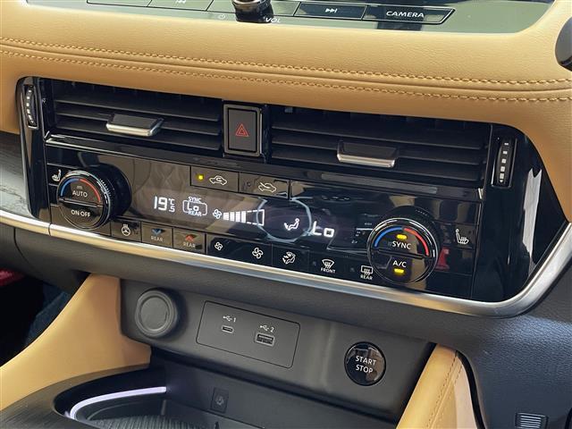 【左右分離型フルオートエアコン】運転席と助手席でそれぞれお好みの温度設定が可能で全席にも適切な空調をお届け致します！
