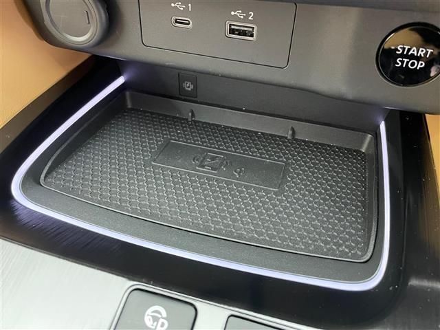 ワイヤレス充電ができるQi (チー)はその上にポンッとスマホを置くだけなので手軽です！！車での充電が驚くほど便利になります！！※対応機種により異なります。詳しくはスタッフにお尋ねください！
