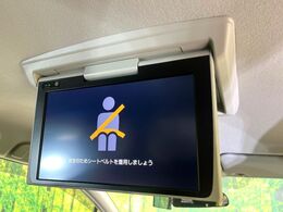 【フリップダウンモニター】大画面モニターで後席でもエンタメをお楽しみいただけます。小さなお子様にも大人気の装備です♪