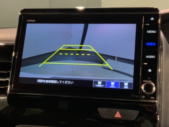 リバースギアに入れるだけで後方の表示へ切り替わります。夜間や雨の日の駐車も楽になりますよ。