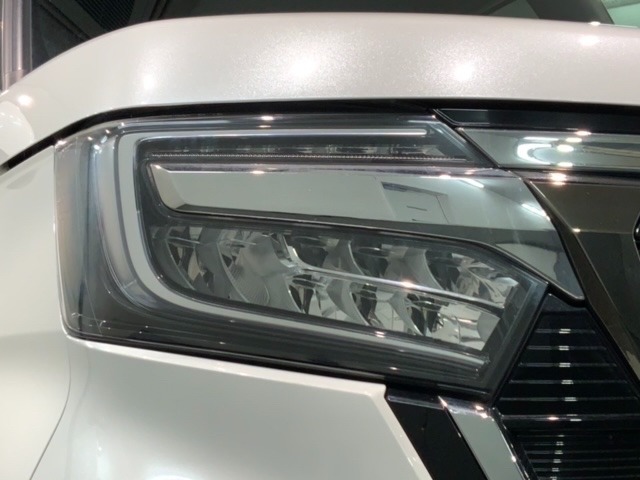 LEDヘッドライトは、点灯の瞬間から最大光量を発揮し、突然暗くなるトンネルなどでの安定感を高めます。