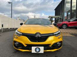 卓越したパフォーマンスとスポーティなデザインが特徴です。