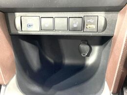 【シートヒーター】寒い日に重宝するシートヒーター！エアコンより早く温まってくれるので寒がりの人も安心ですね♪エアコンの温風は乾燥するから苦手、という方にもをおすすめです。