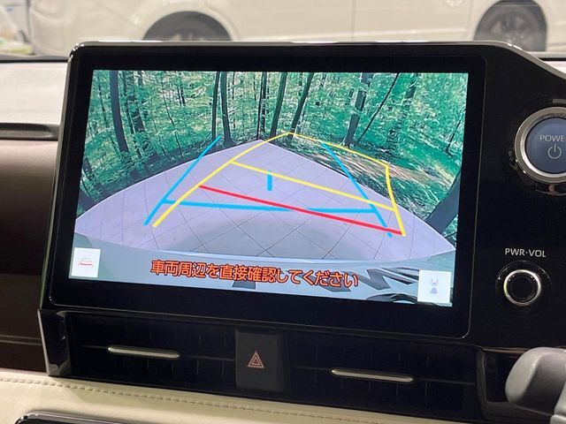 【バックカメラ】駐車時に後方がリアルタイム映像で確認できます。大型商業施設や立体駐車場での駐車時や、夜間のバック時に大活躍！運転スキルに関わらず、今や必須となった装備のひとつです！