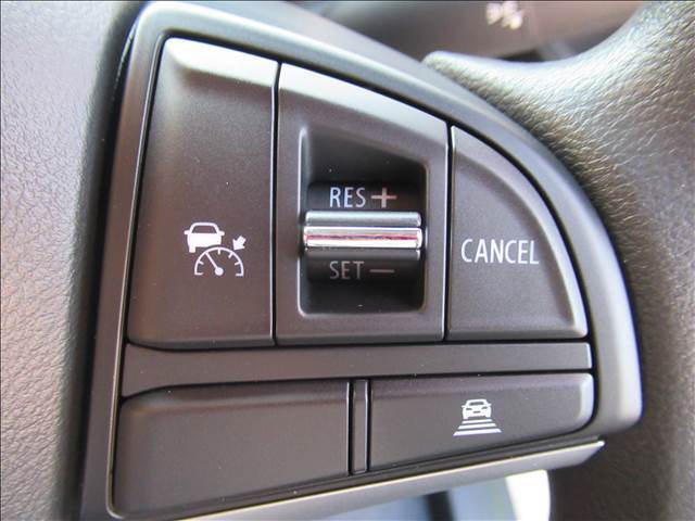 【アダプティブクルーズコントロール】予め設定した速度で定速走行。先行車に近づいたら、システムが先行車との距離や速度差を測定し、自動的に加減速。適切な車間距離を維持しながら追従走行します。