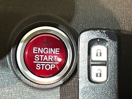 【Hondaスマートキー】カバンやポケットに入れたままでもドアの施錠・解錠が可能なスマートキーを装備。エンジンのオン・オフ時もカギを取り出す必要が無いからとっても便利です♪