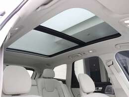 屋根一面まるごととも言える特大サイズのチルトアップ機構付電動パノラマ・ガラス・サンルーフ。晴天時はもちろん、雨天・曇天時にもシェードを開けることで常に開放的な車内空間を実現させてくれます。